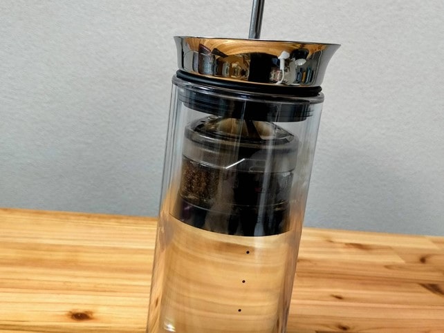 ポットをお湯に浸かるまで下ろす