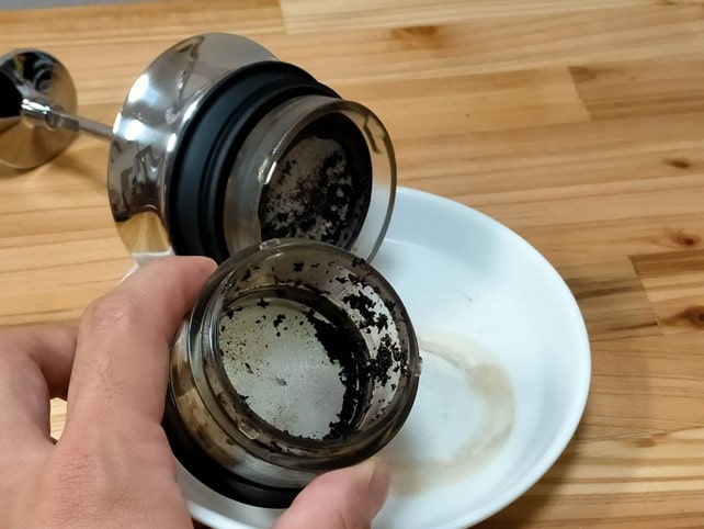 コーヒー粉を捨てる