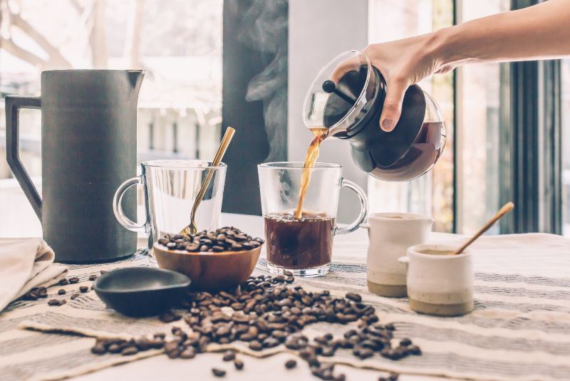 コーヒーを注ぐ