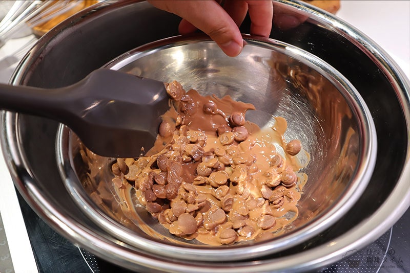 湯煎でミルクチョコレート(100g)を半分くらいまで溶かす