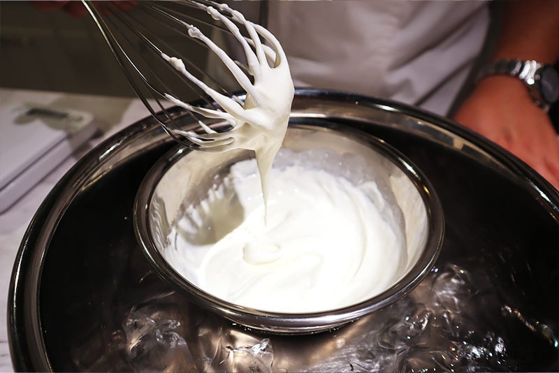 生クリーム(60g)を6分立てにする