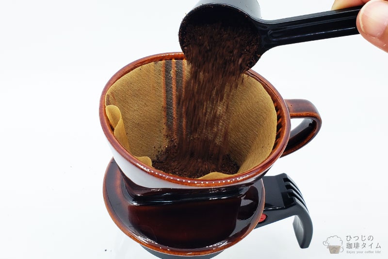 フィルターにコーヒー粉を入れる