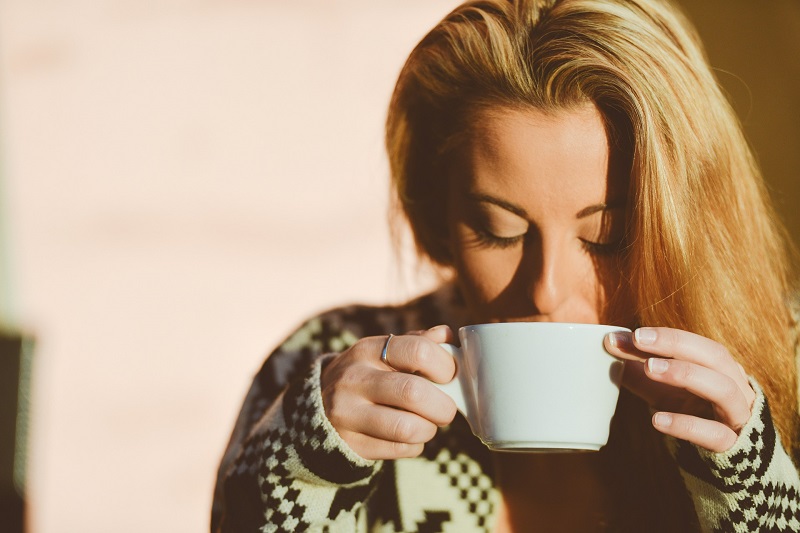 コーヒーを飲む