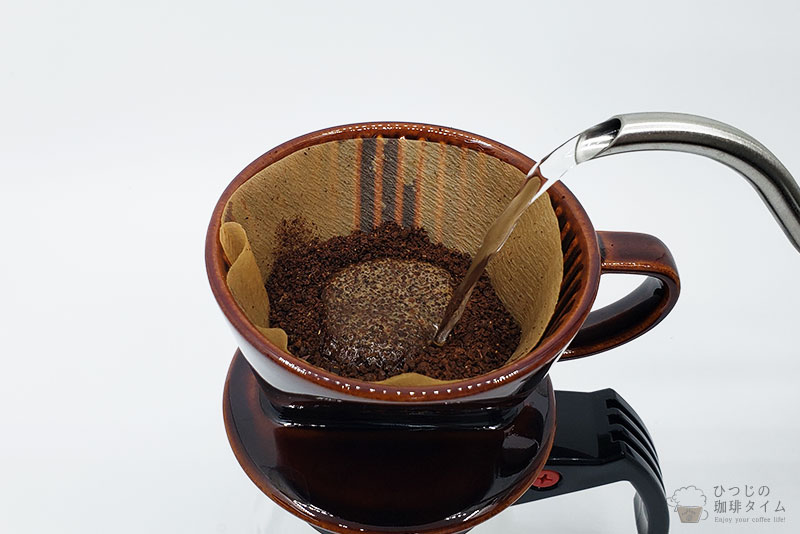 少量のお湯を粉全体に注いで蒸らす