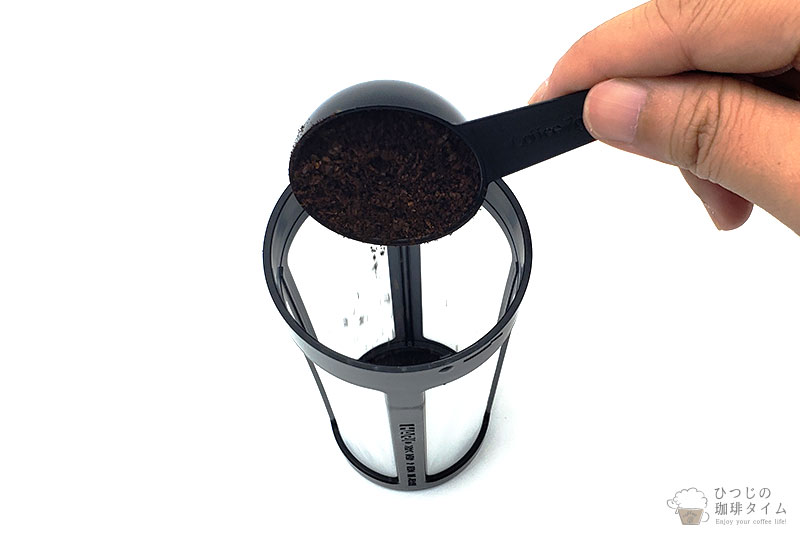 バスケットにコーヒー粉を入れる