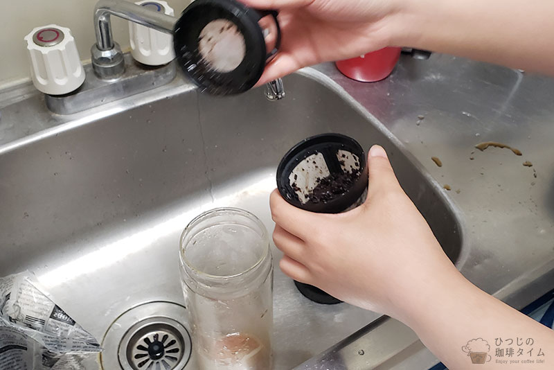 コーヒー粉を捨てる