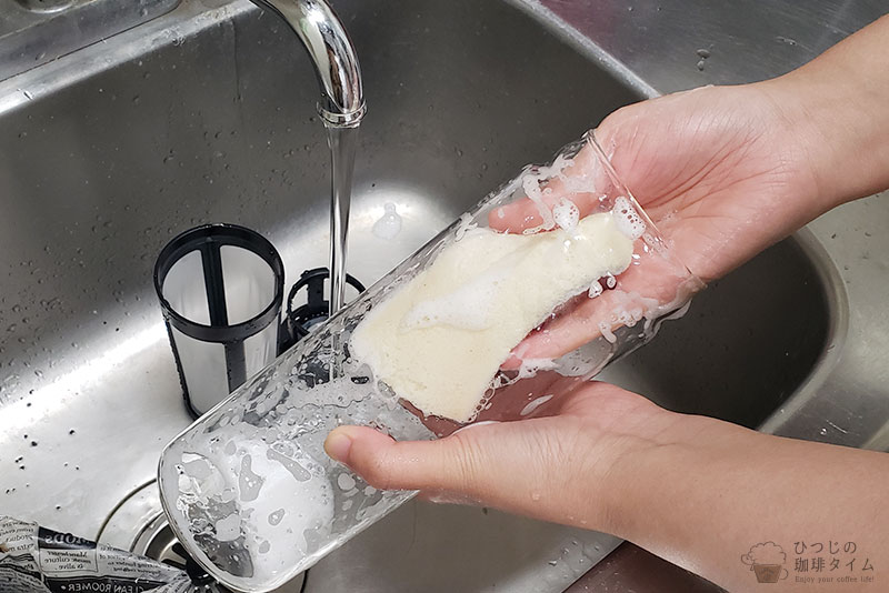 パーツを水や洗剤で洗う