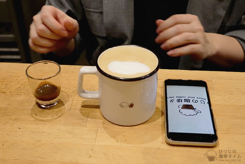 フォームミルクをカップに注ぎ、チョコレートソースも準備