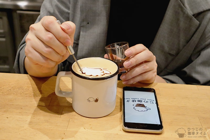 泡の上からチョコレートソースで輪郭を描く