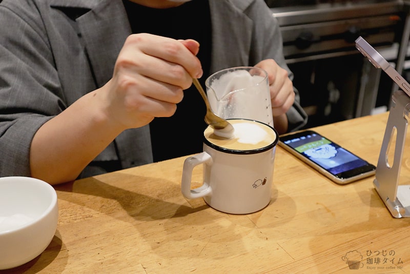 フォームミルクの泡を乗せる