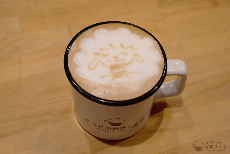 コーヒーをすくって作るラテアート