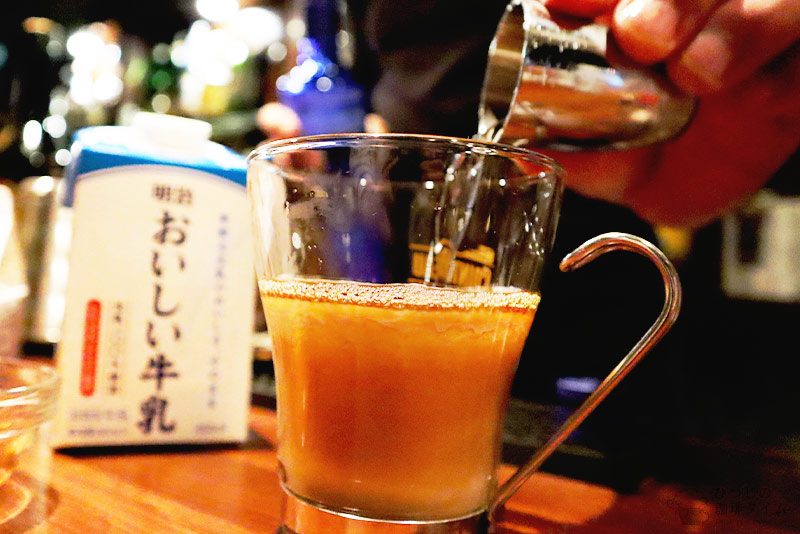 ウォッカと牛乳を注ぐ