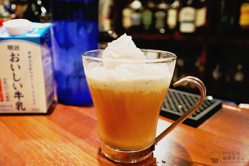 生クリームをトッピングして完成