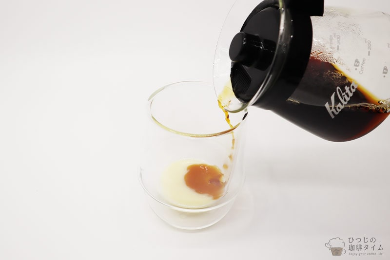 コーヒーと練乳を混ぜる