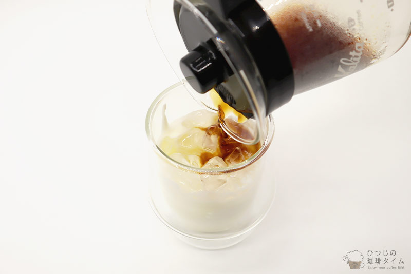 コーヒーを注ぐ