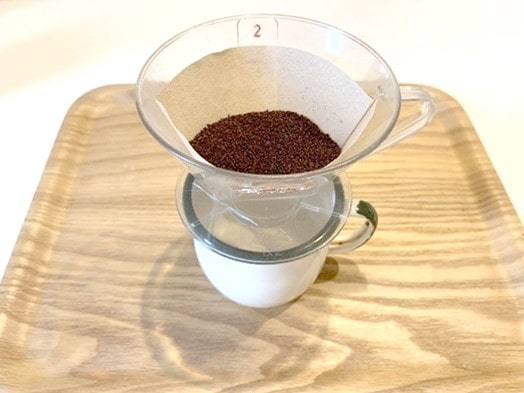 マグカップの上にドリッパーとコーヒー粉をセット
