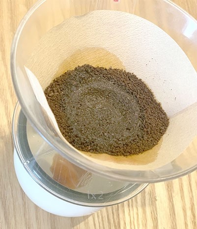 お湯を注ぎ、蒸らす