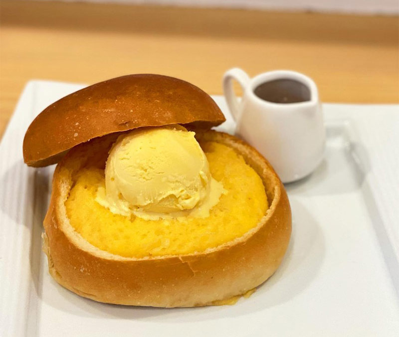 コーヒーと一緒に、サンドイッチやフレンチトーストを