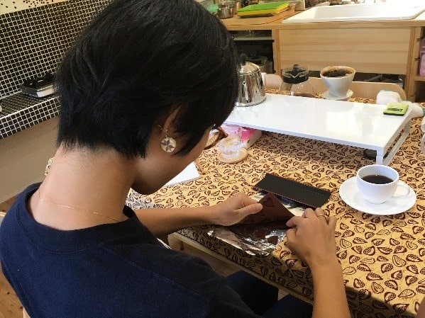 カカオ豆からつくるチョコレート制作