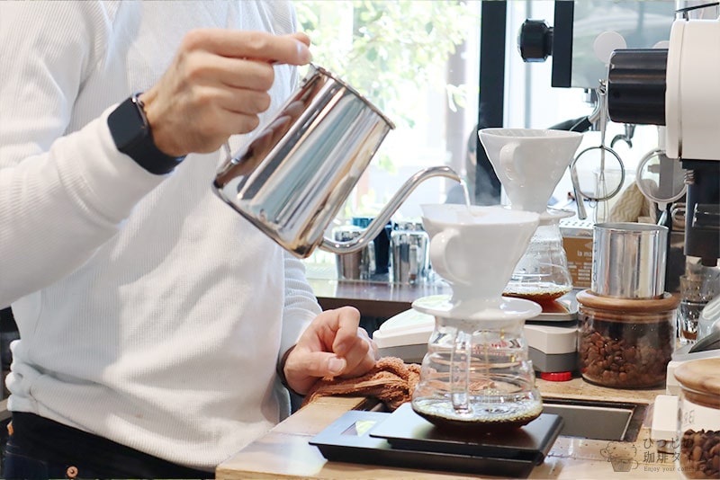 コーヒーはブレンドと、2~5種類のストレートが楽しめる